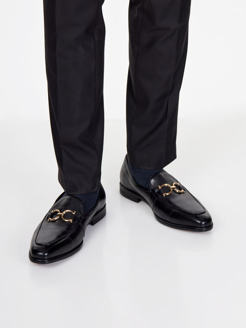 LOAFERS MIT GOLDSCHNALLE IN SCHWARZ