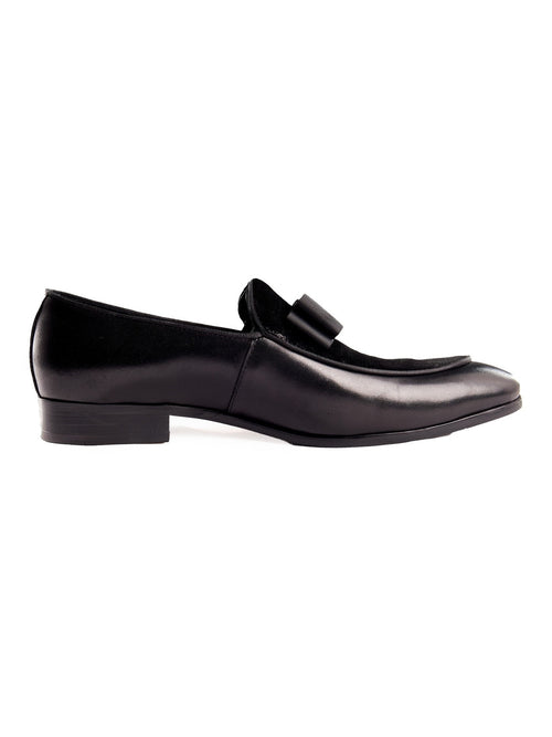 SCHWARZE LOAFERS AUS WILDLEDER UND LEDER MIT FLIEGE