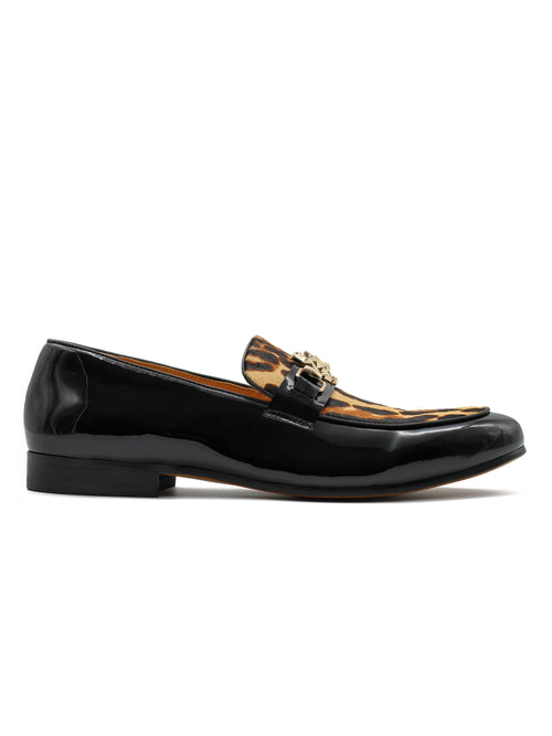 SCHWARZE LOAFERS AUS LACKLEDER MIT LEOPARDENPRINT