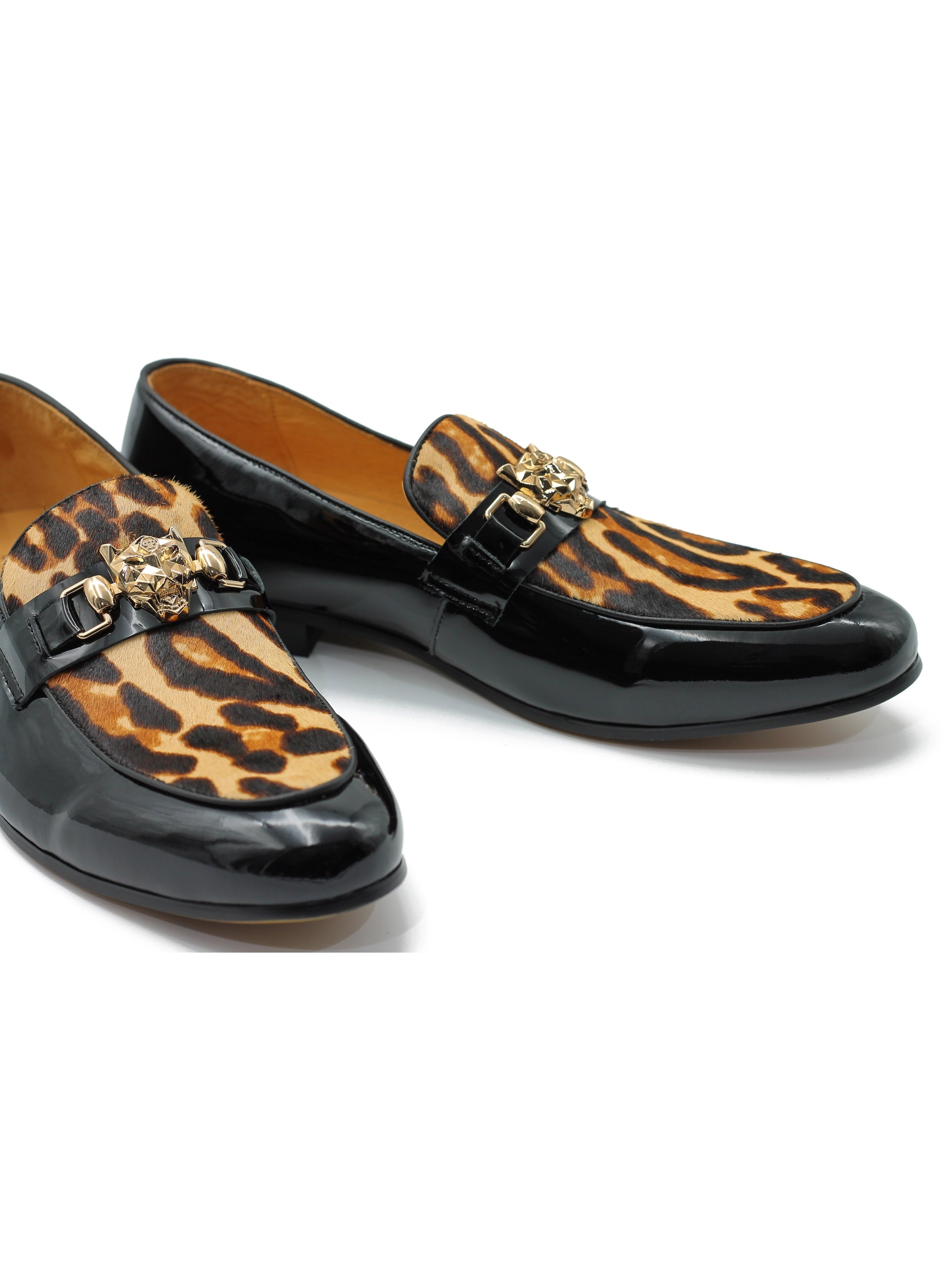 SCHWARZE LOAFERS AUS LACKLEDER MIT LEOPARDENPRINT