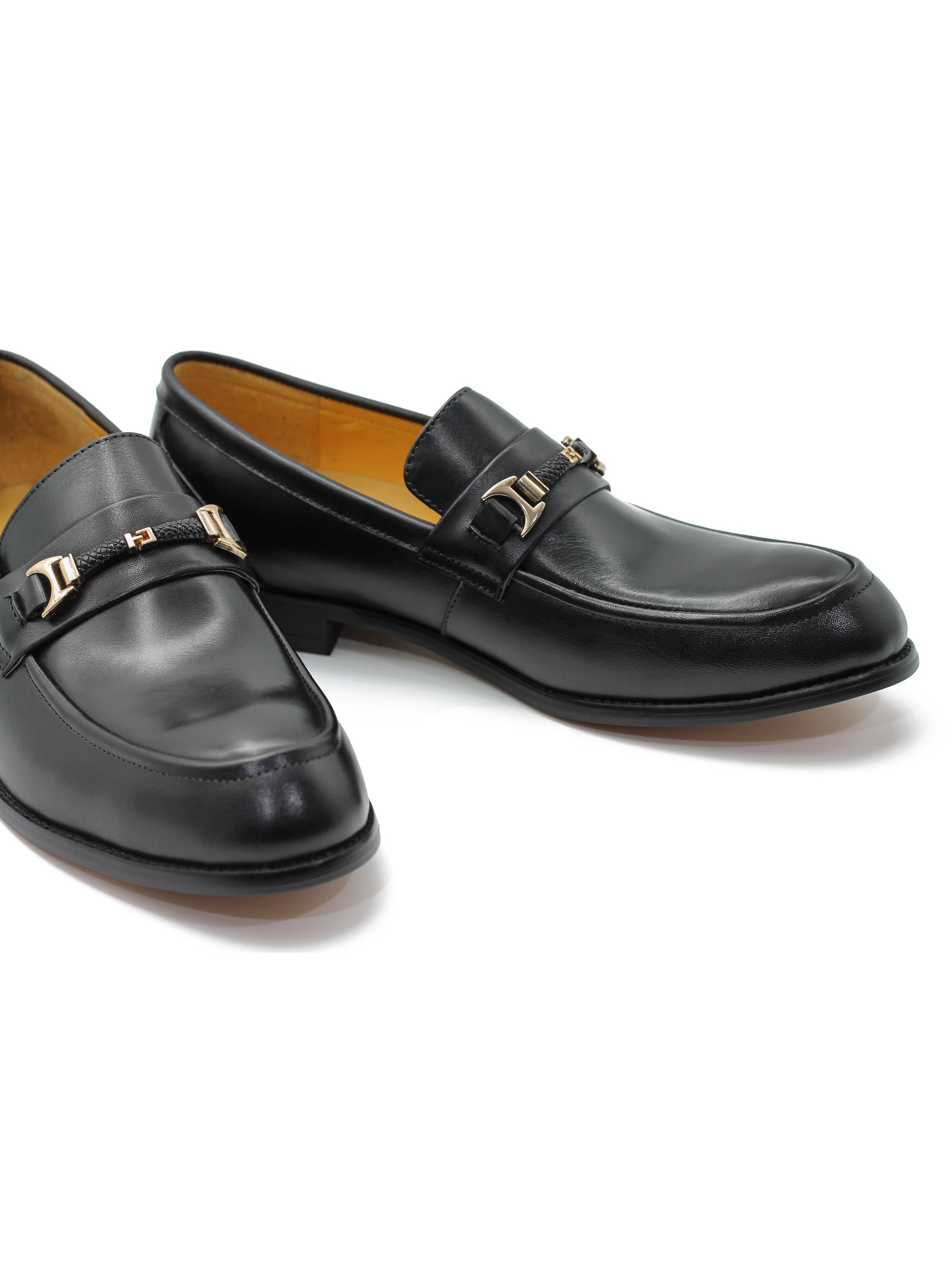 LOAFERS MIT VERZIERUNGSSCHNALLE IN SCHWARZ