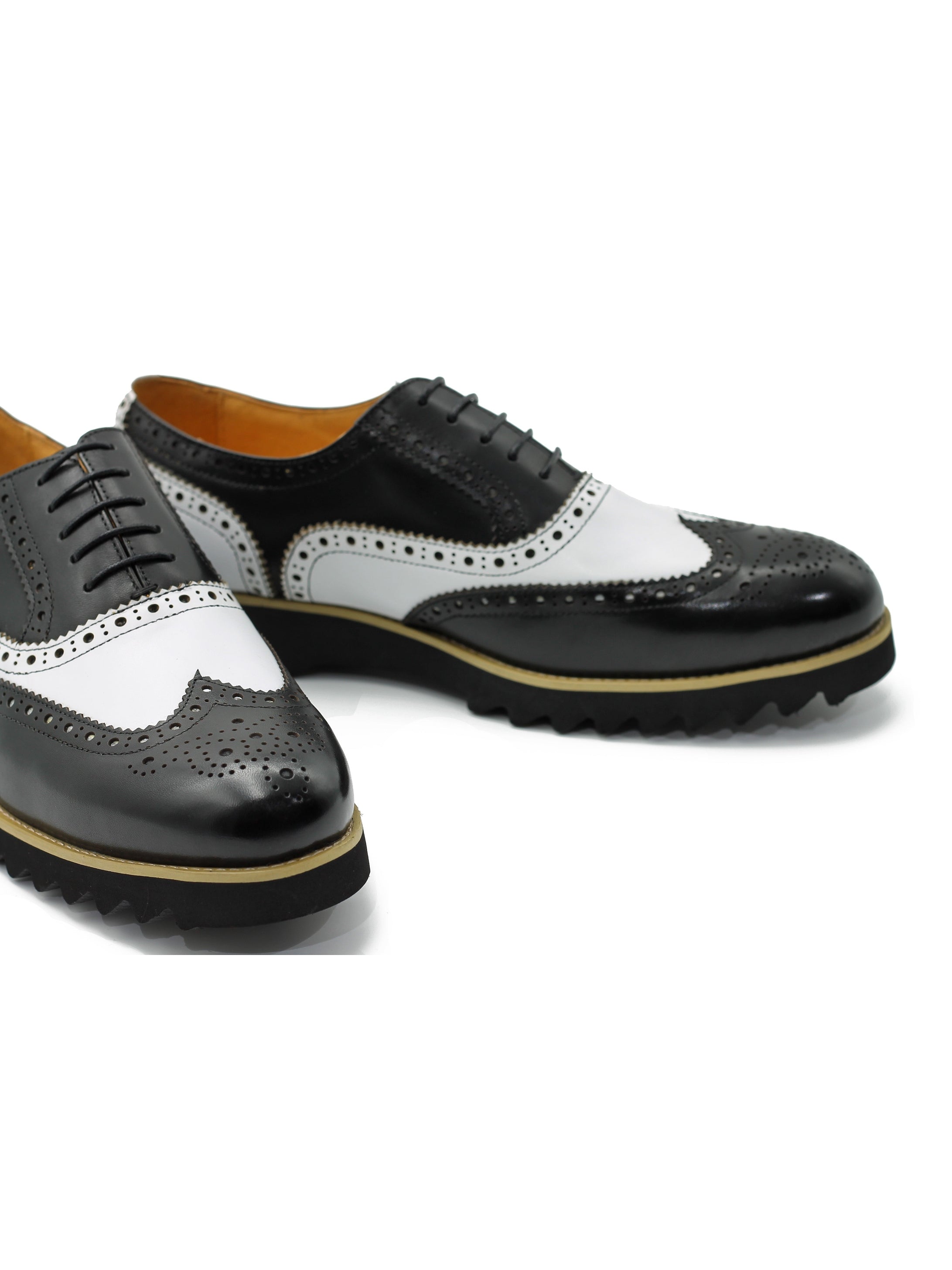 RETRO-LEDER-BROGUE IN SCHWARZ UND WEIß