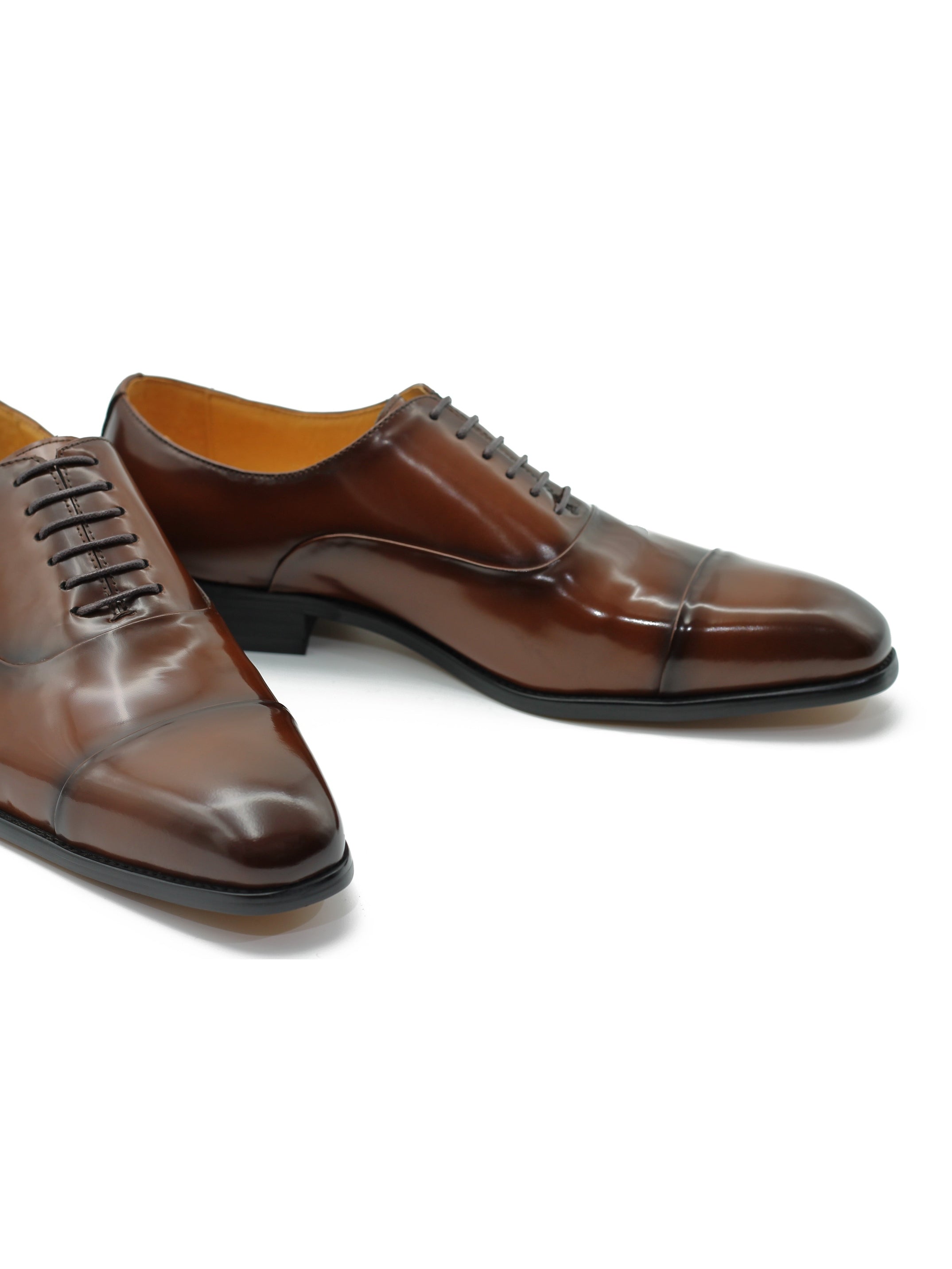 TOE CAP OXFORDS IN BROWN PATENT LEATHER