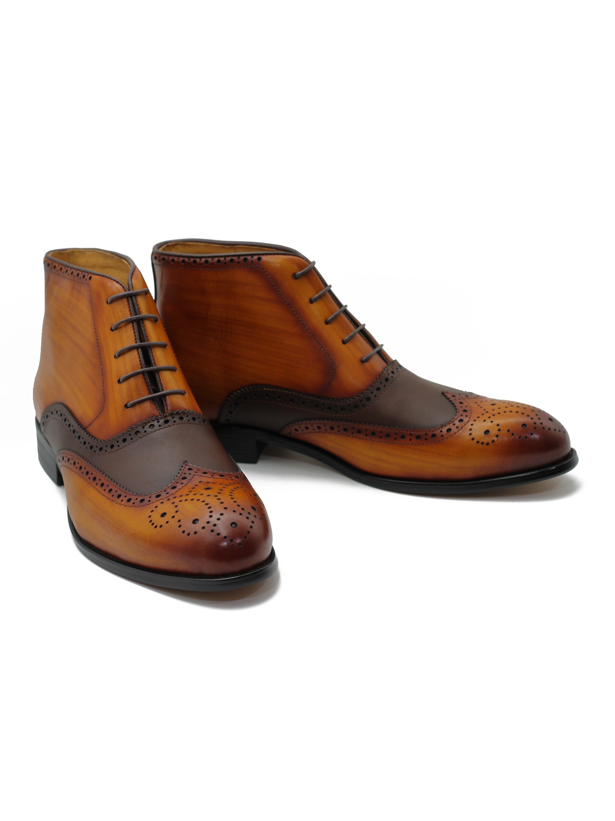 BROGUES AUS BRAUNEM LEDER