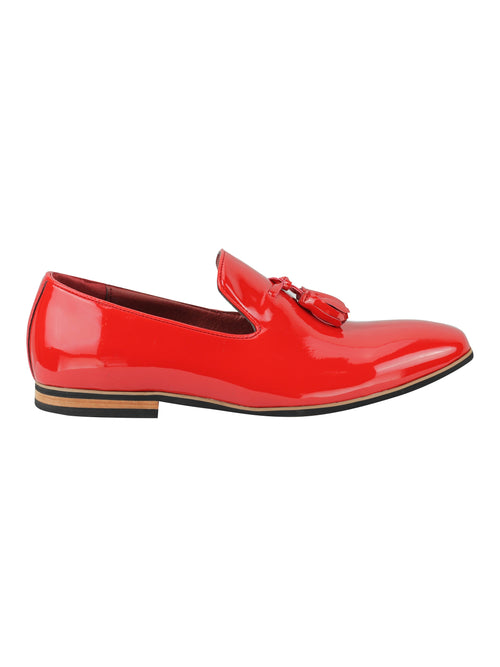 GLÄNZENDE SLIP-ON-SCHUHE AUS KUNSTLEDER IN ROT